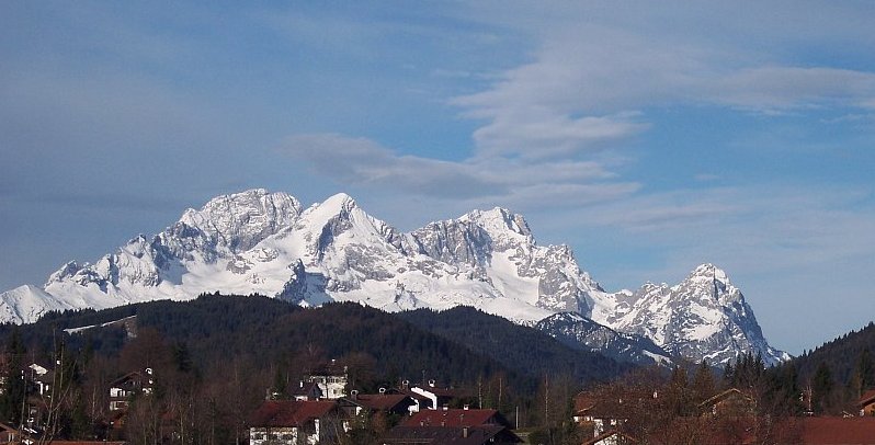 Das Zugspitzmassiv über Garmisch-Partenkirchen ist geprägt durch die Zugspitze und die Alpspitze - hier finden Sie unzählige Wanderwege durch das Hochgebirge Wetterstein - die höchsten Berge Bayerns