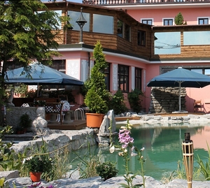 im Hof des Grand Hotels Front